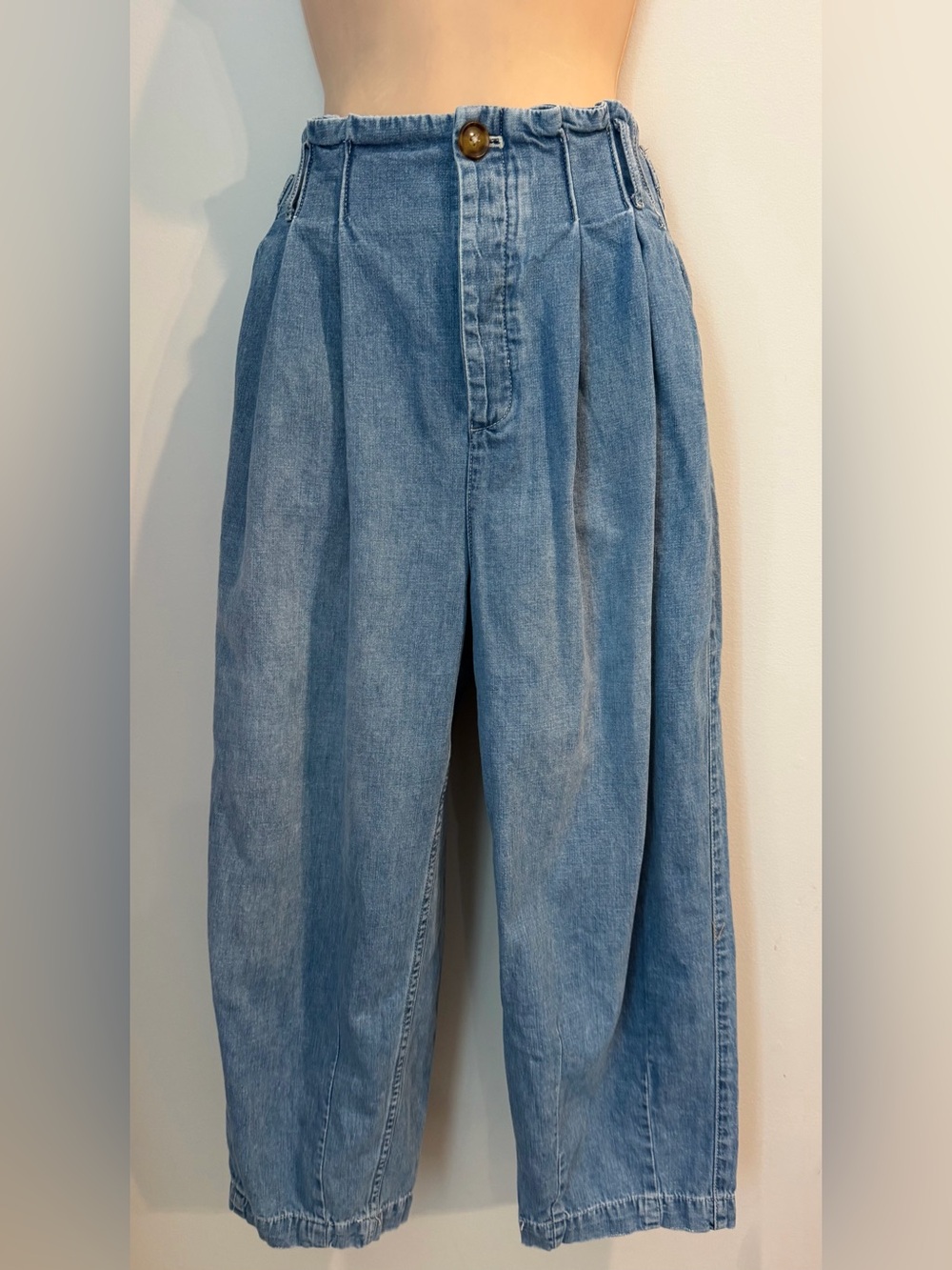FREE PEOPLE Carrot Pleated Ankle Button Fly Jean Size 2 - Picture 2 of 9